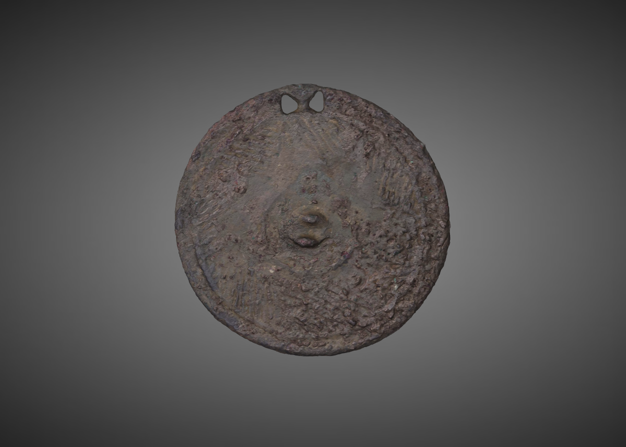 镜缘有两个穿孔.主题纹饰为羽状七角星纹.