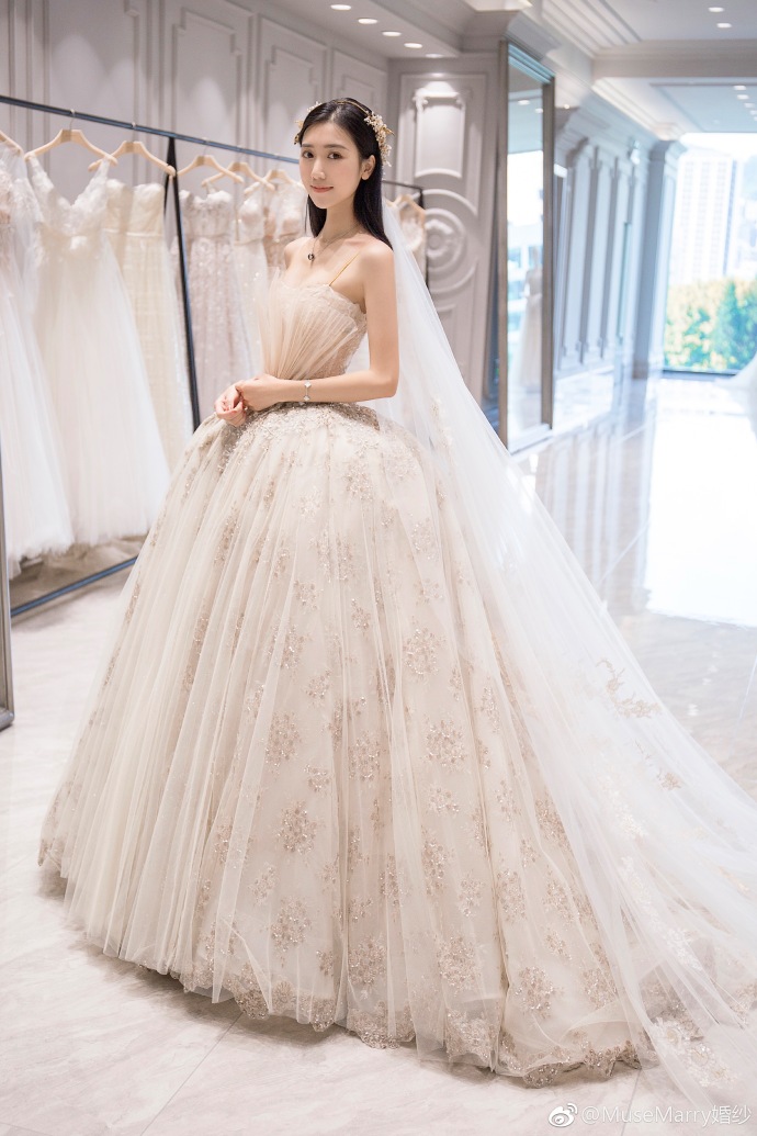 准新娘试婚纱惊艳众人,网友:一点都不输明星!