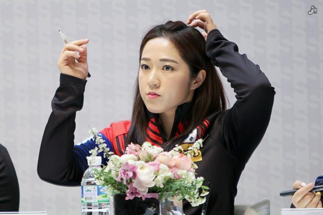 韩国冰壶女队金恩静图片