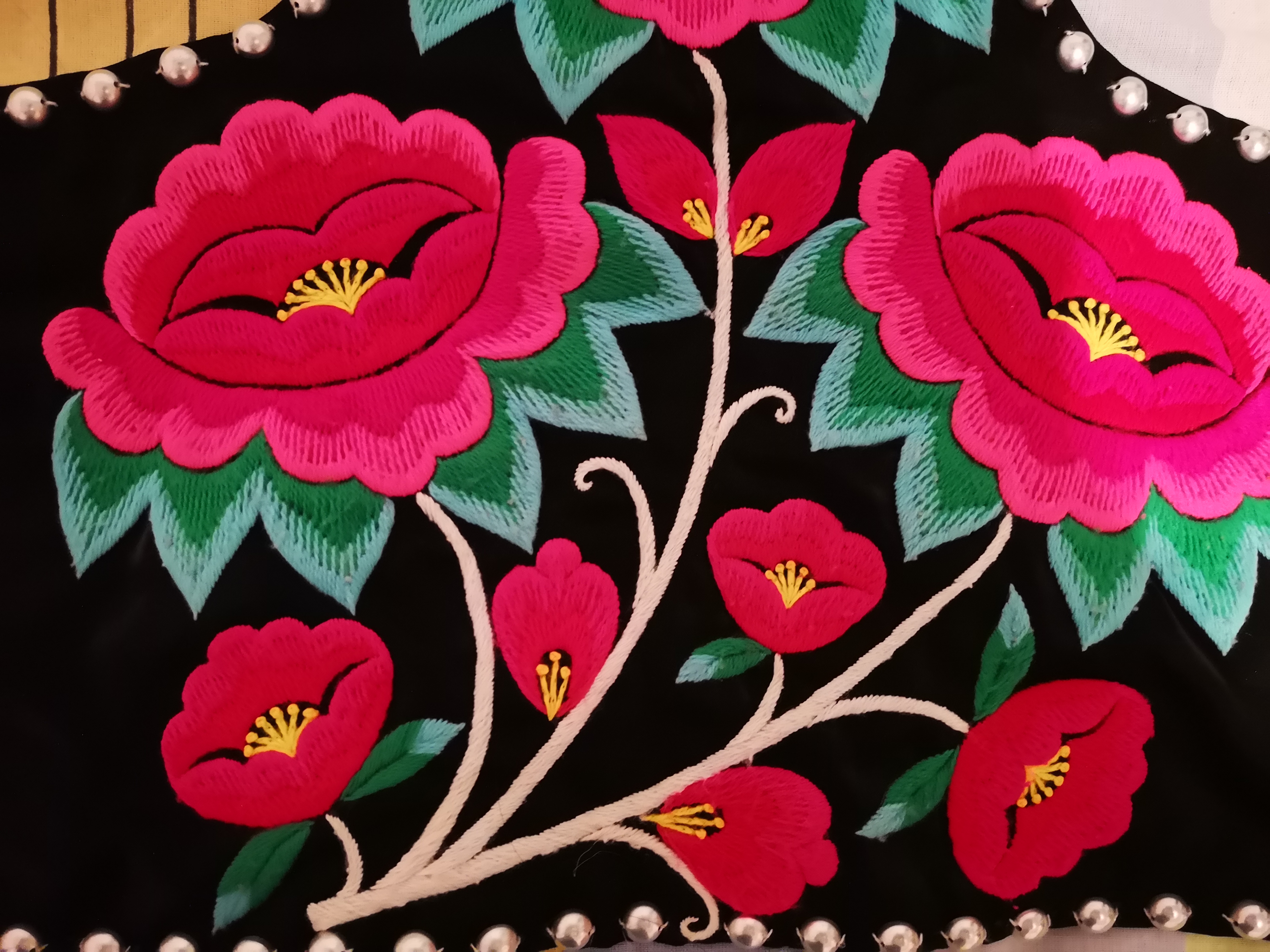 让彝族人引以为傲的指尖技艺——彝族刺绣,又称穿在身上的艺术品