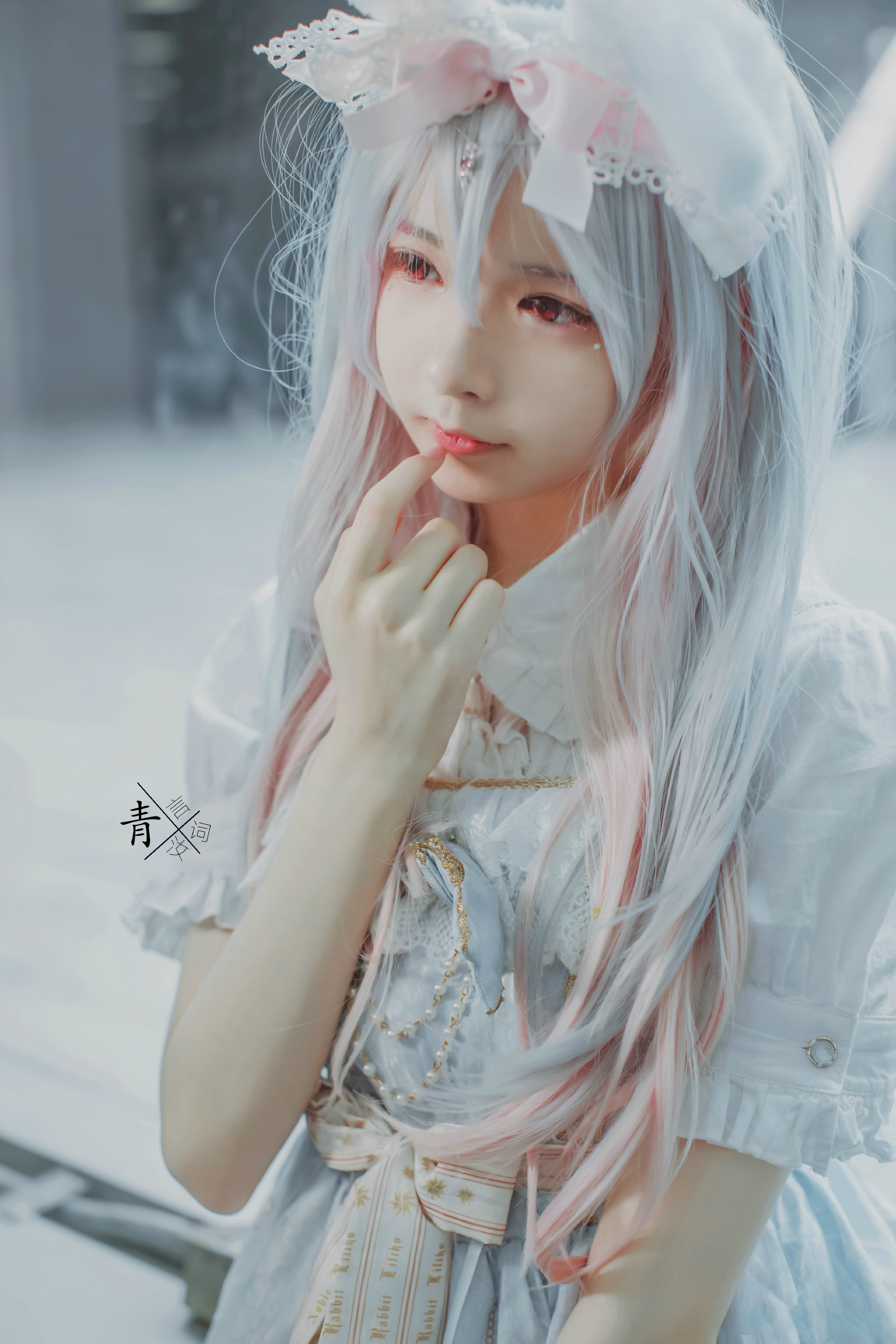 游戏漫展小姐姐cos兔耳洛丽塔,超萌表情,给摄影师加个鸡腿!