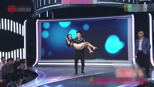 帅小伙现场公主抱女嘉宾玩健身秀身材,引爆全场,牵手失败