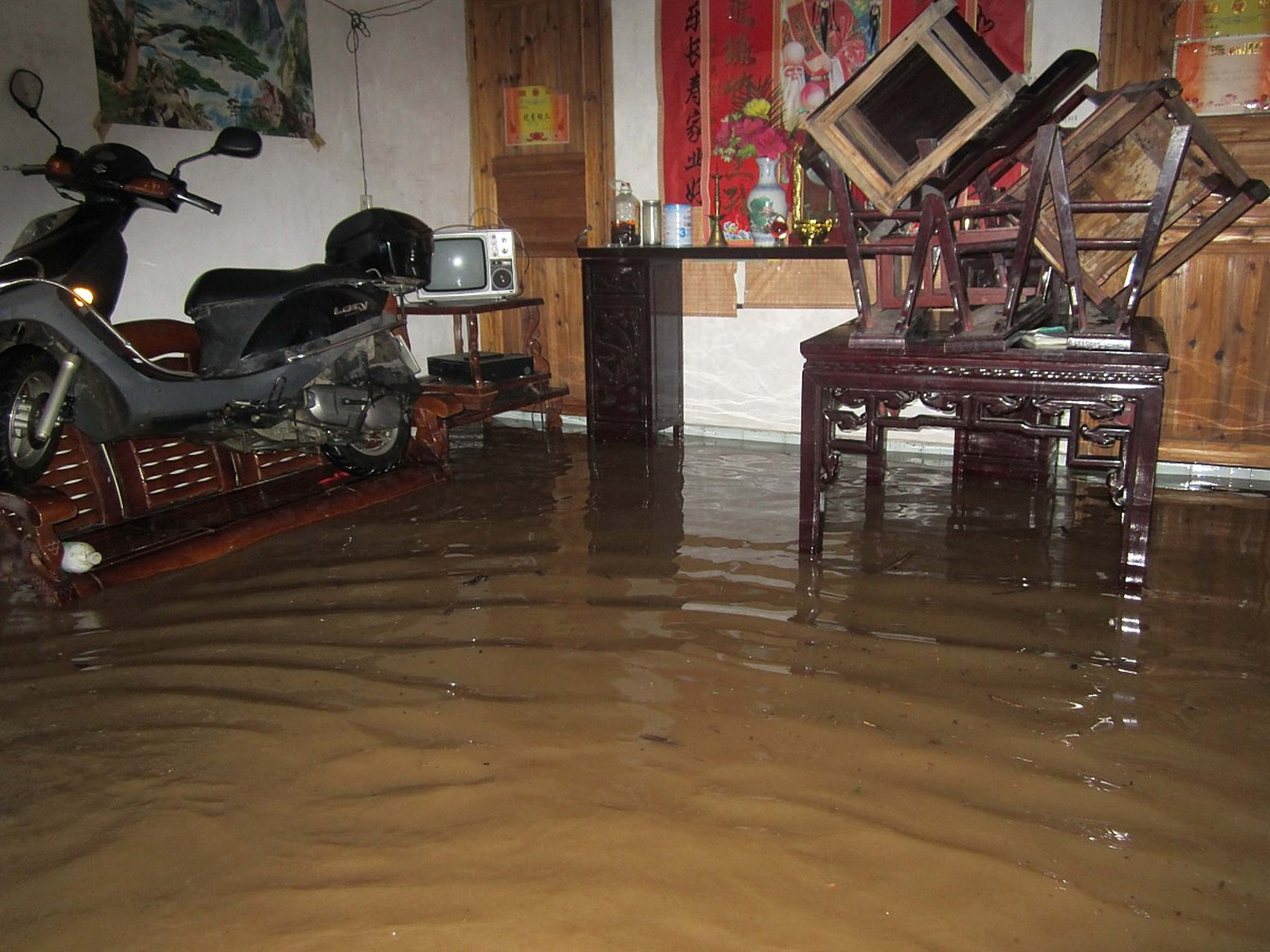 家里被淹后的消毒方法:        使用含有效氯500mg/l的消毒液(1份5%的