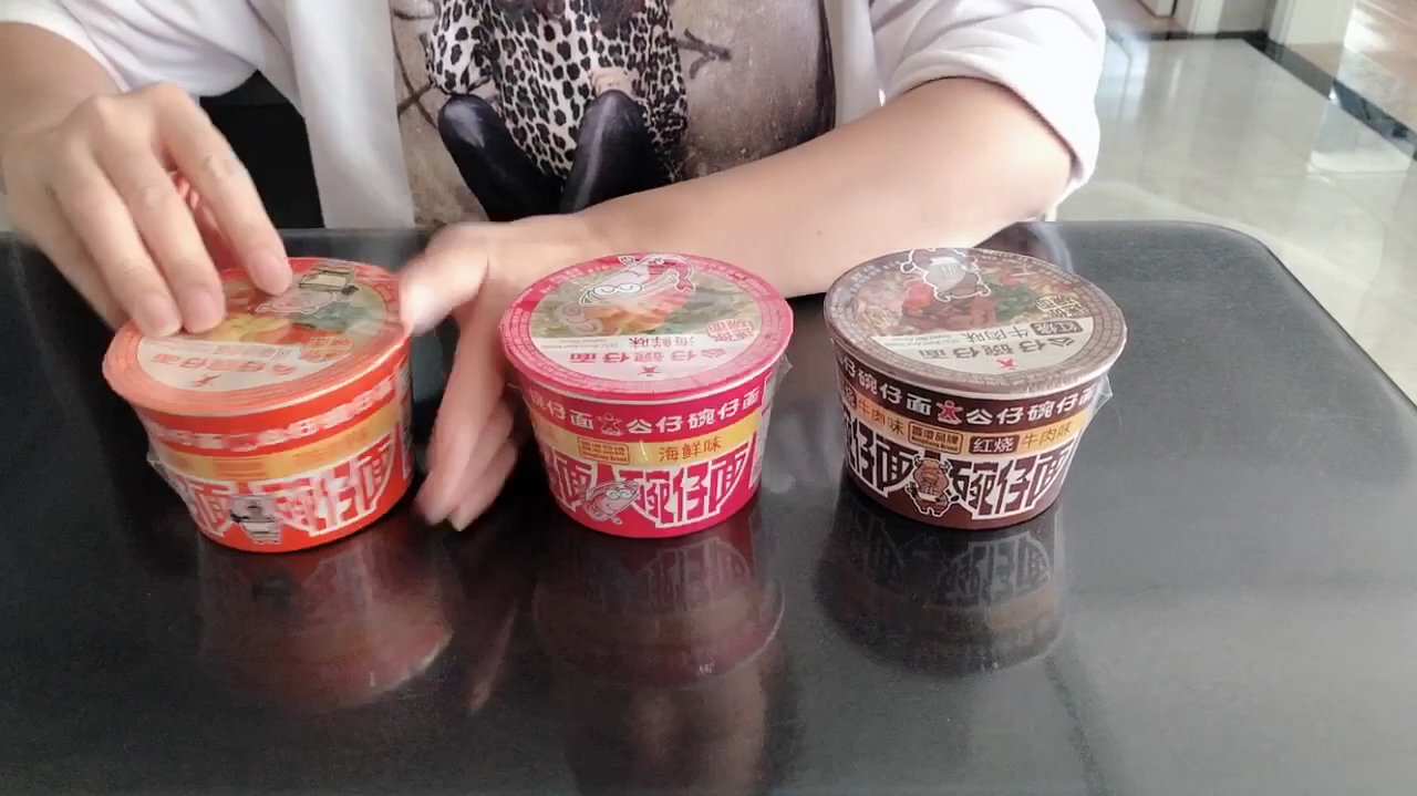 农村宝妈试吃“3种香港口味”的方便面,到底哪种最好吃呢