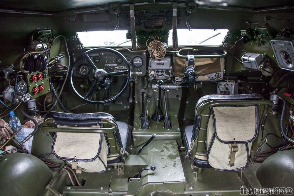 brdm-1装甲侦察车上路引发民众围观 俄罗斯武器收藏家的最爱