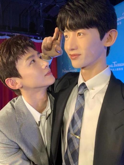 白敬亭和素人合影被衬成郭敬明,看身高差不敢相信他是183cm