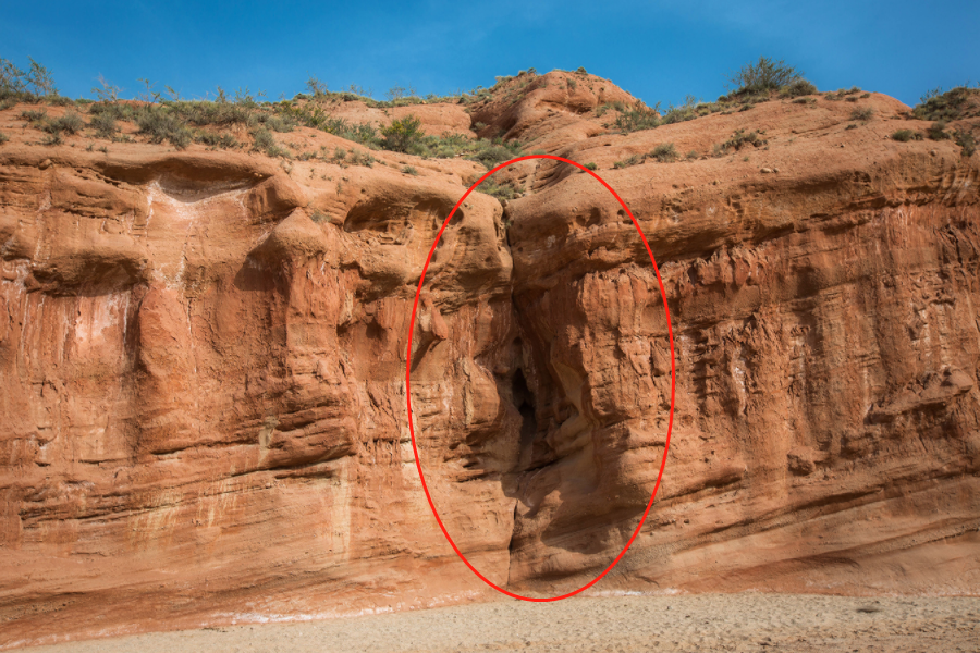 景区内的阴阳石千奇百怪,这一对太像了,惹得游客不好意思盯着看