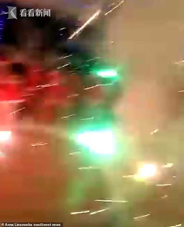 "幼儿园燃放烟花出错 礼花弹乱飞教室炸成"战场""