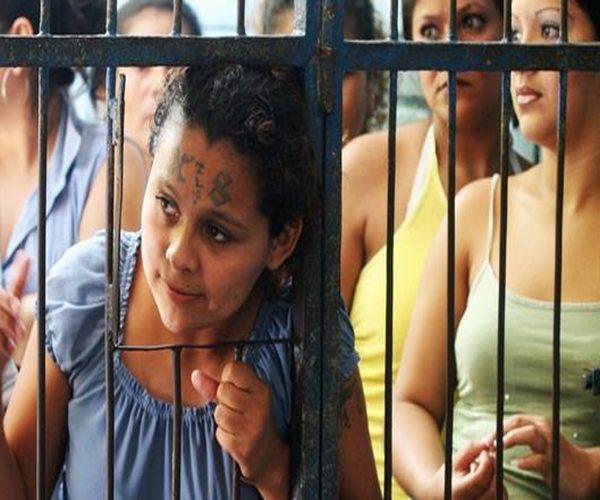 被关在印度监狱的女囚到底有多惨?男女混住,太悲惨没有人权!