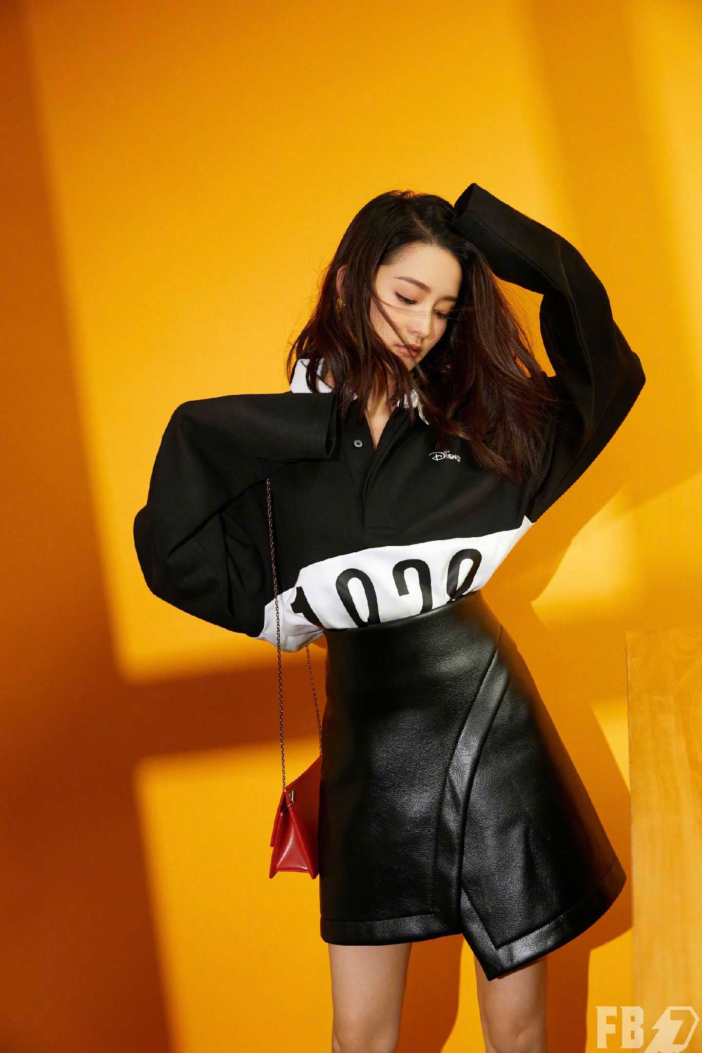 高腰小皮裙:女星的最爱款,穿起来不仅性感,而且很有气质