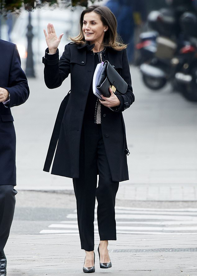 西班牙王后一身"黑色"穿搭真高级!黑大衣配九分裤,高贵优雅!