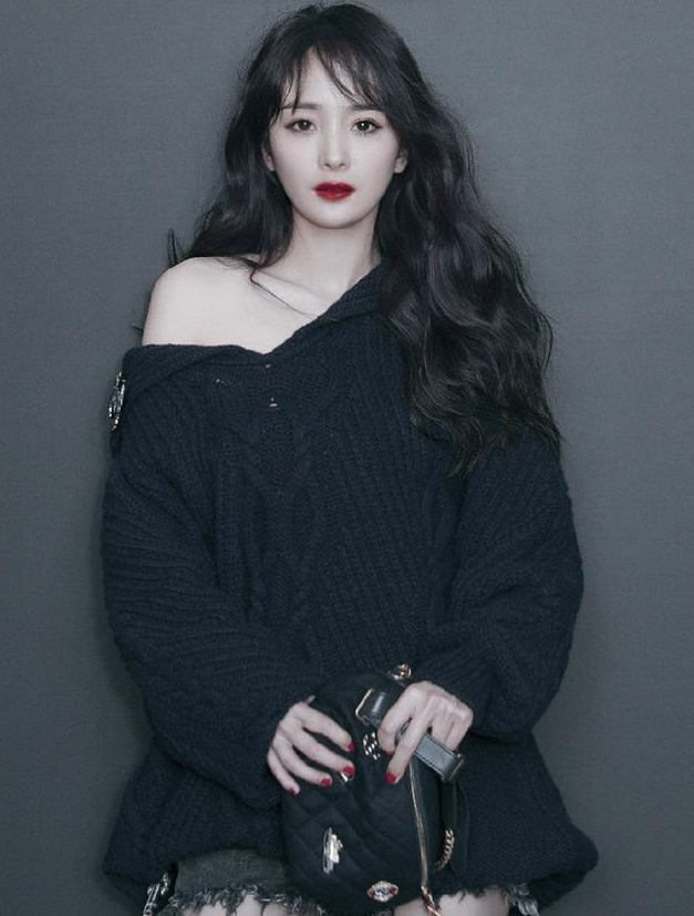 杨幂身穿黑色露肩毛衣性感又时尚,潮流感满满