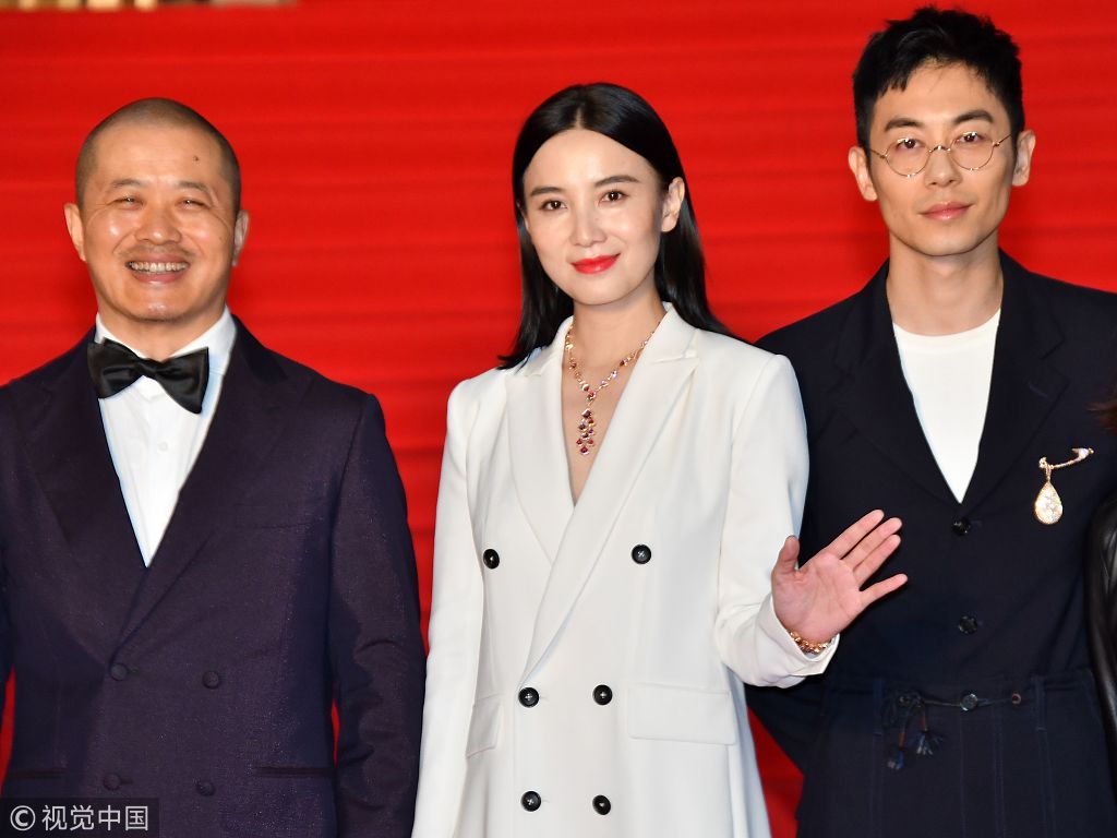 小宋佳白色大衣干练现身东京电影节 与朱亚文玩"黑白配"