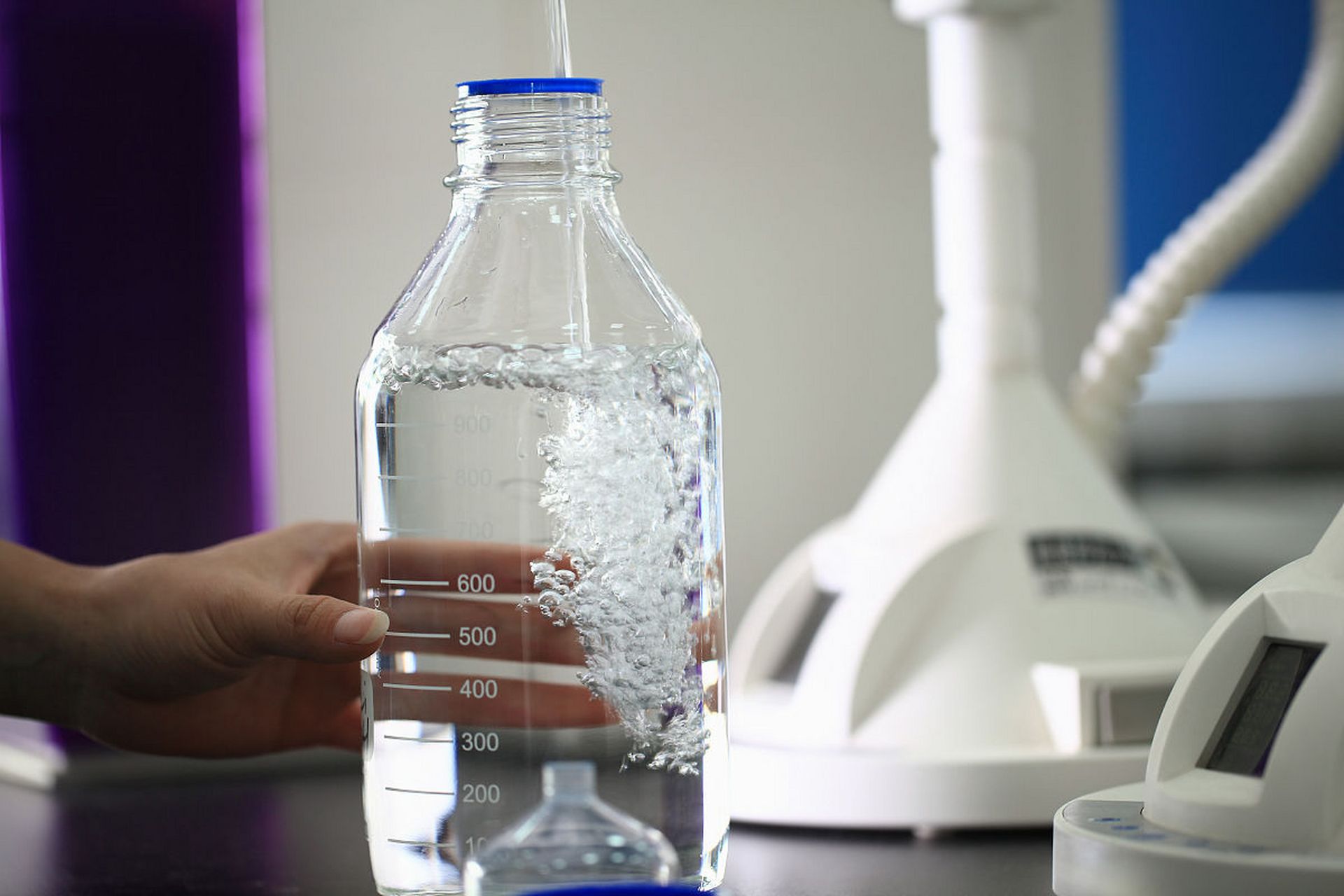 电解质水一般是指添加了人体所需电解质的水,包含钠,钾,钙,镁等离子