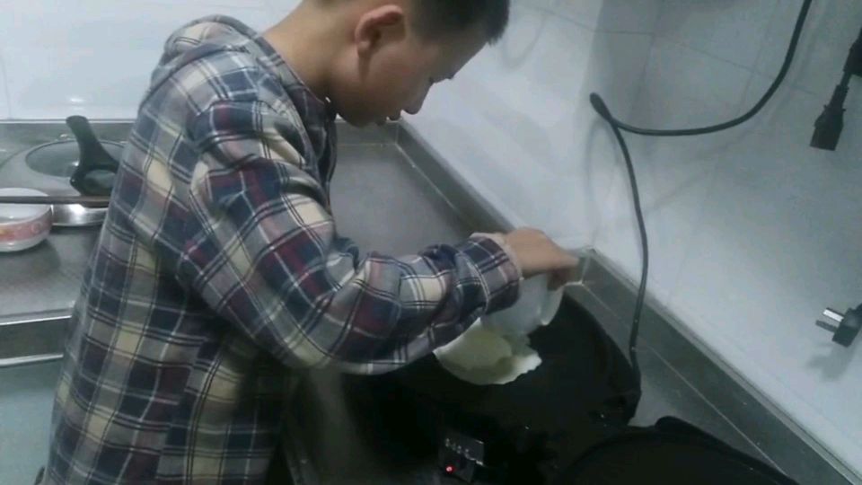 航航写完作业,让妈妈一起做云朵鸡蛋,花了三十分钟却成煎鸡蛋