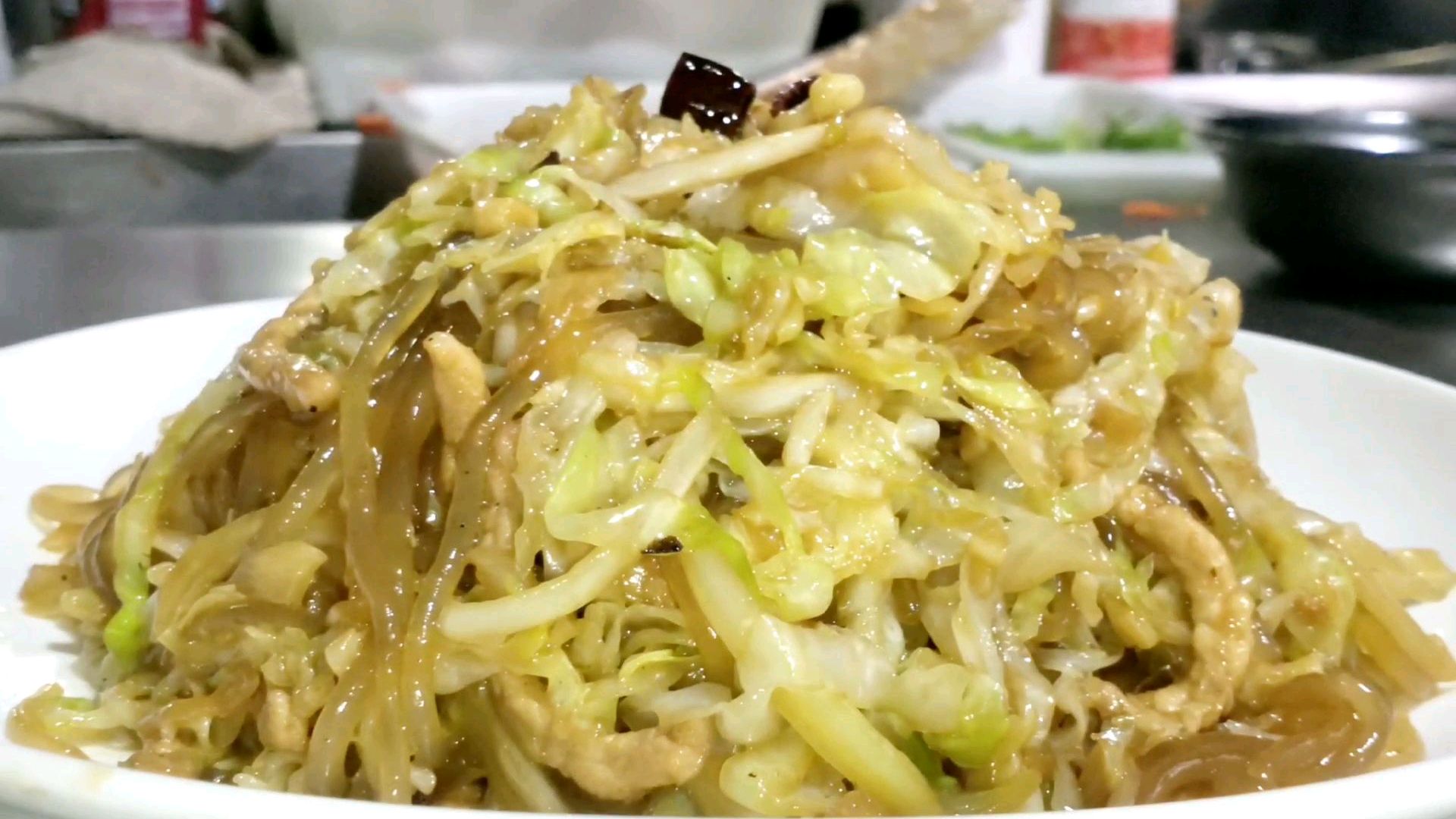 包菜炒粉条正确的做法,加上这一步,粉条不沾不坨一炖能吃三碗饭