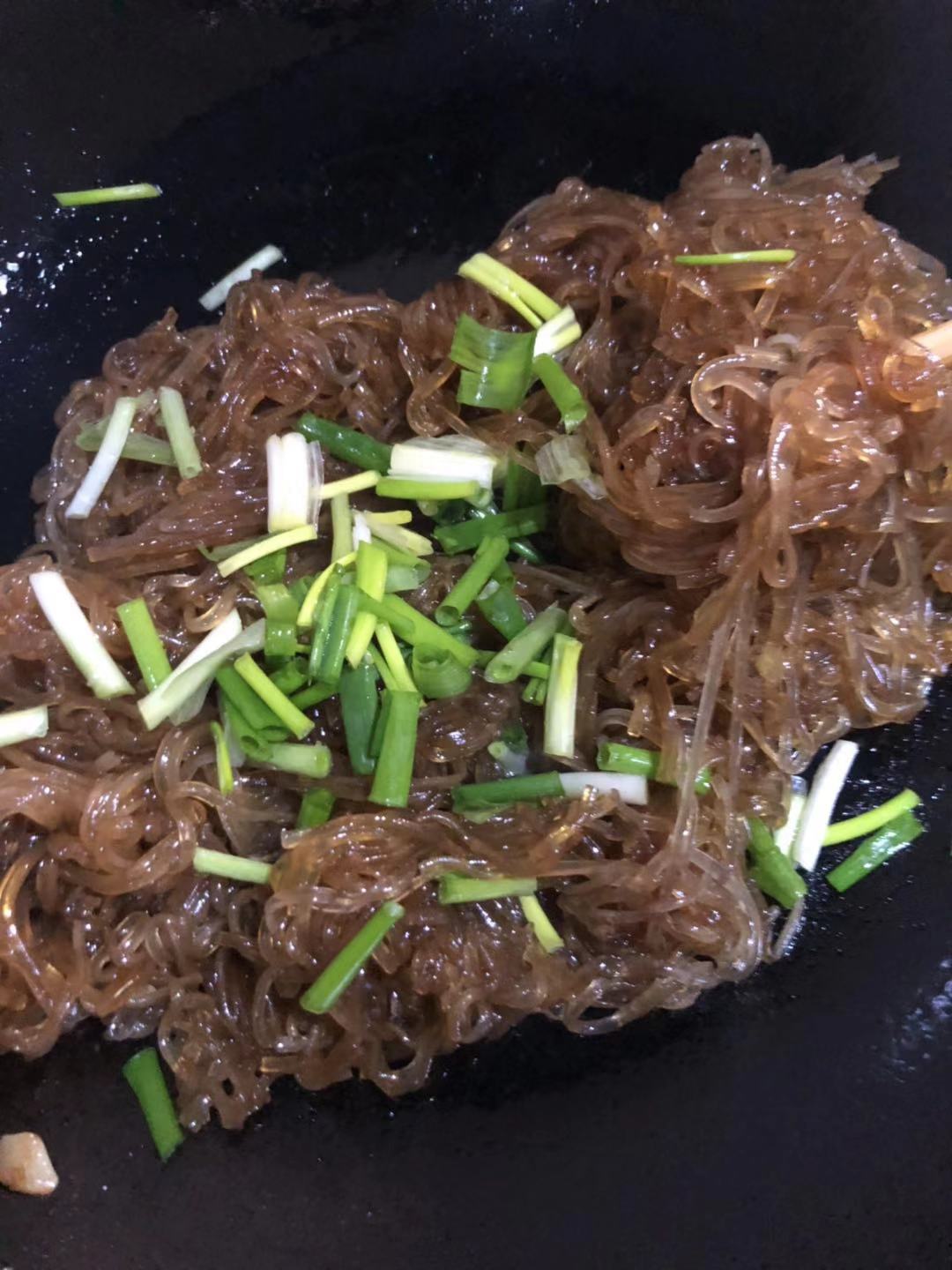 炒番薯粉条,没有漂亮的装扮,但口味俱佳!