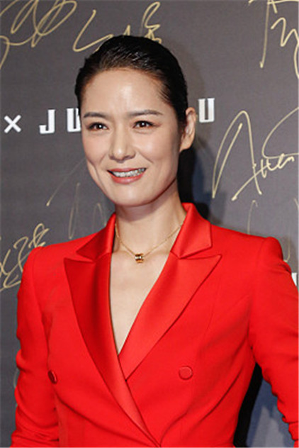 马艳丽:双排扣西装拖地裤,高挑靓丽