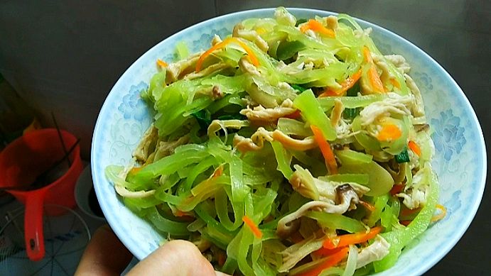 莴笋炒鸡胸肉,鸡胸肉这样做滑嫩不柴