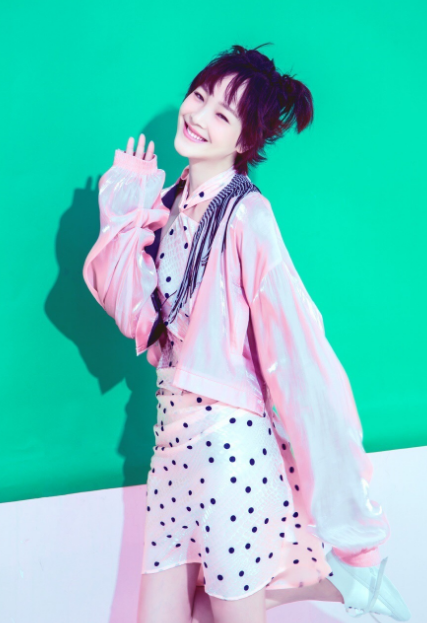 在电视剧《芈月传》中扮演魏美人的只女演员何杜娟,她1990年4月1日