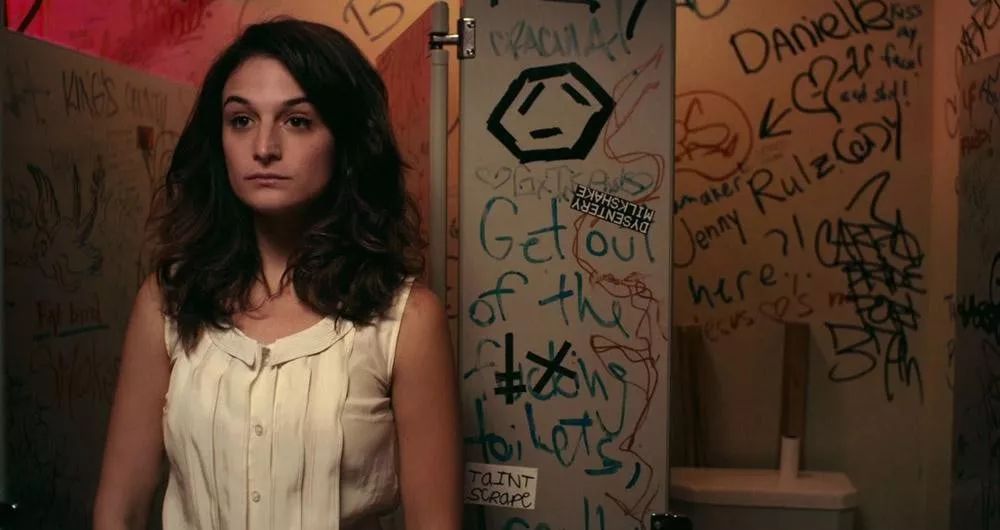 《周六夜现场》的毕业生珍妮·斯蕾特将在一个只有一间教室的小校舍