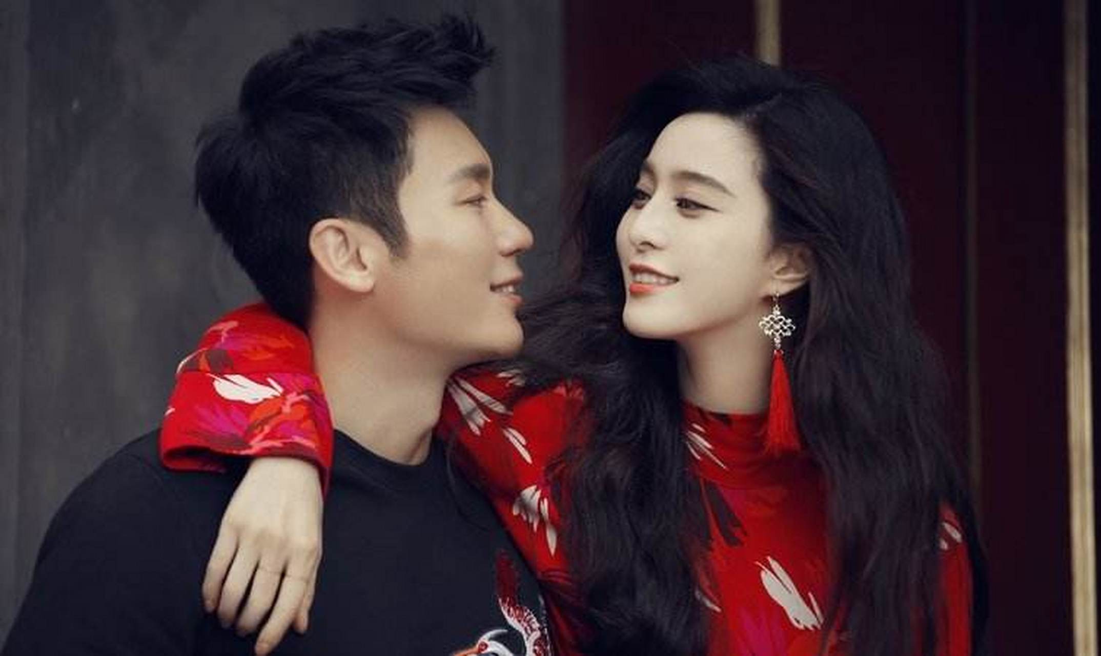 进到家门一步之后,鞋脱了躺在地