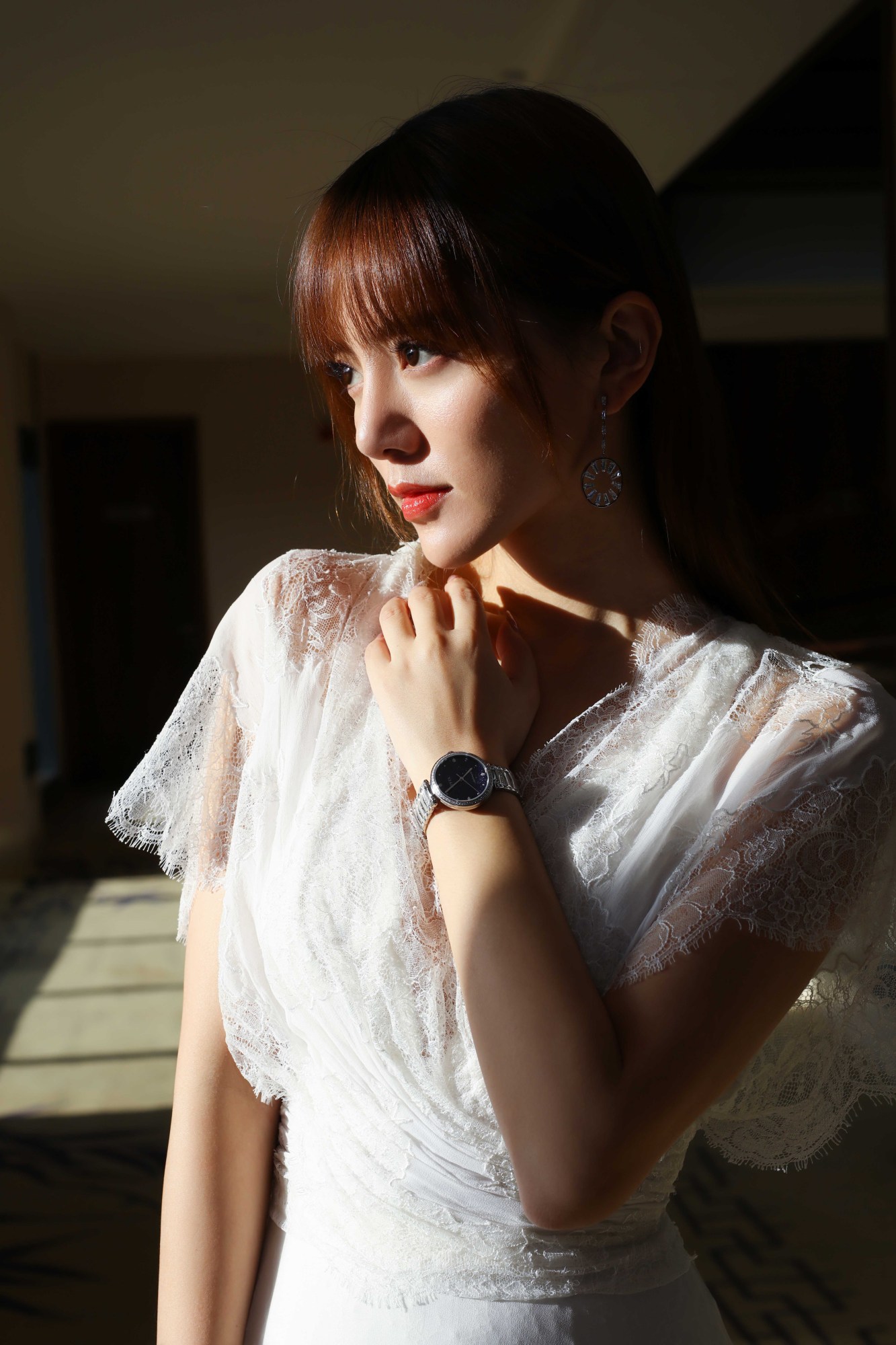 阿兰白色蕾丝长裙尽显优雅气质