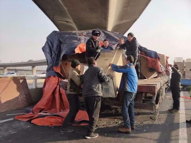 衛昆橋超高貨車卡橋 正在橋上卸冰箱 請大家繞行