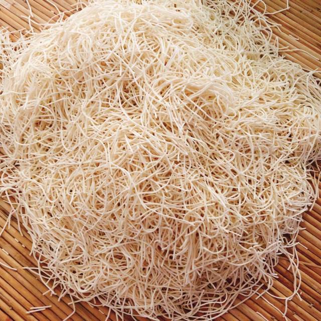 香芹卤面,面色泽金黄,香而不腻,嚼之筋道