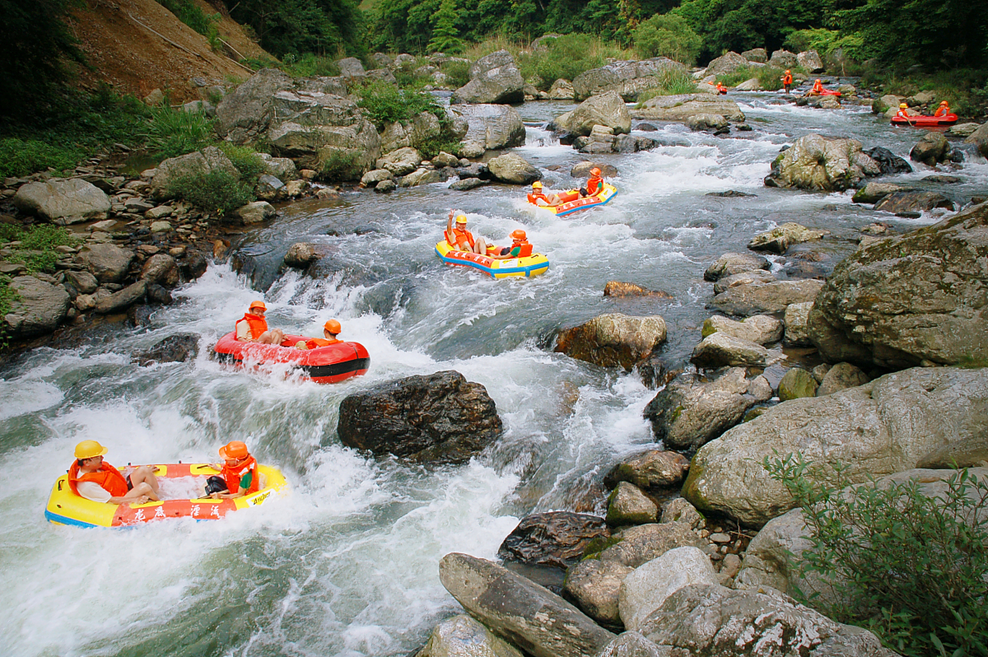 7月15日,麻城市木子店镇天景山漂流景区终点出口处,一大型货车与景区