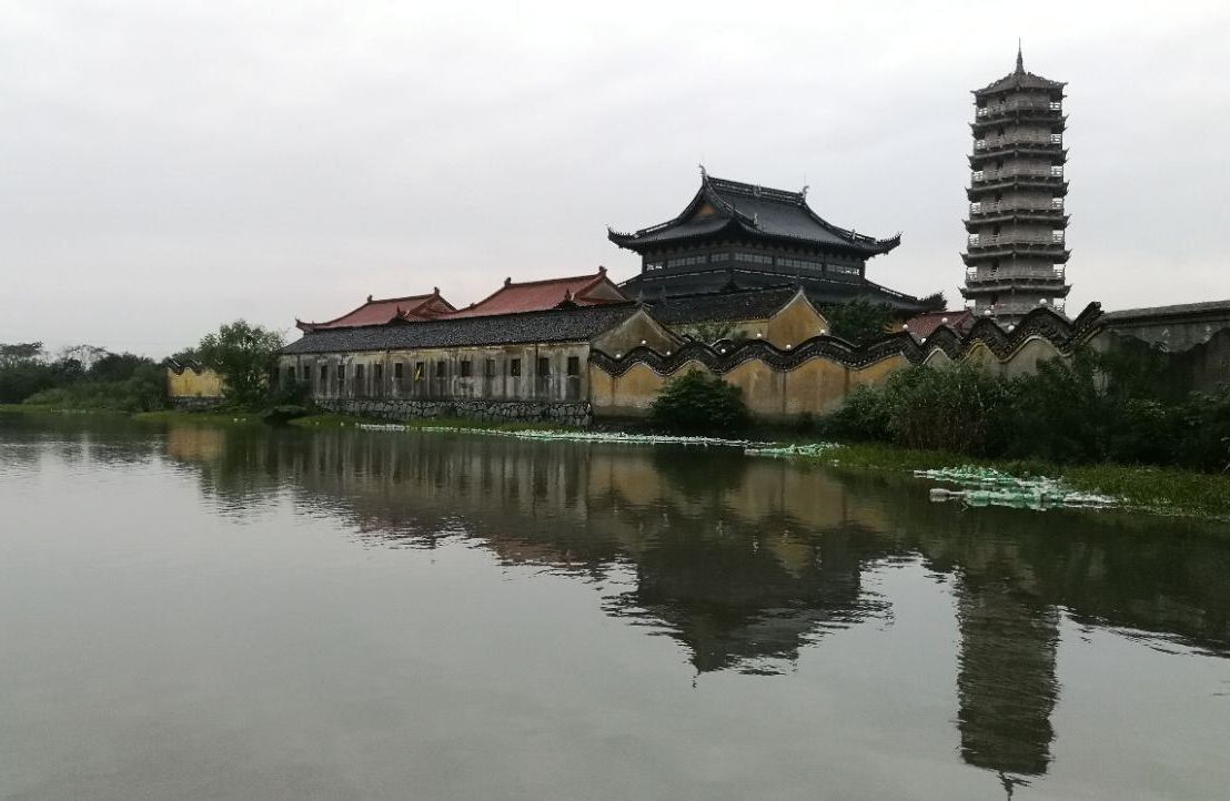 白龙寺位于今江苏省丹阳市皇塘镇荒田村南,经山北麓.始建年代不详.