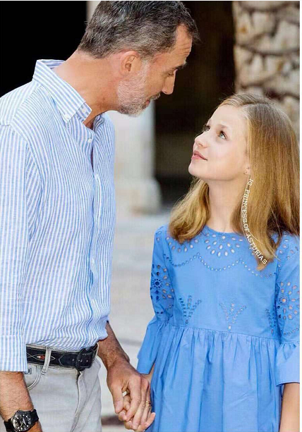 看着如花似玉的女儿,菲利普国王真是满心骄傲.