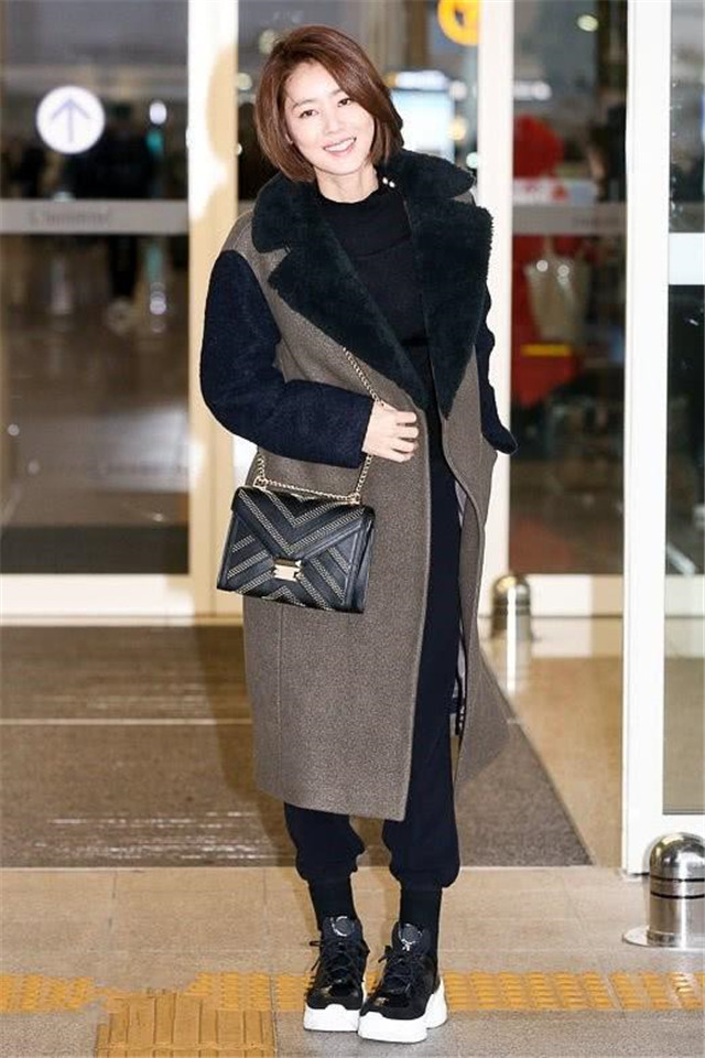 李敏镐"妈妈"金成玲现身机场,51岁颜值逆生长,漂亮如少女