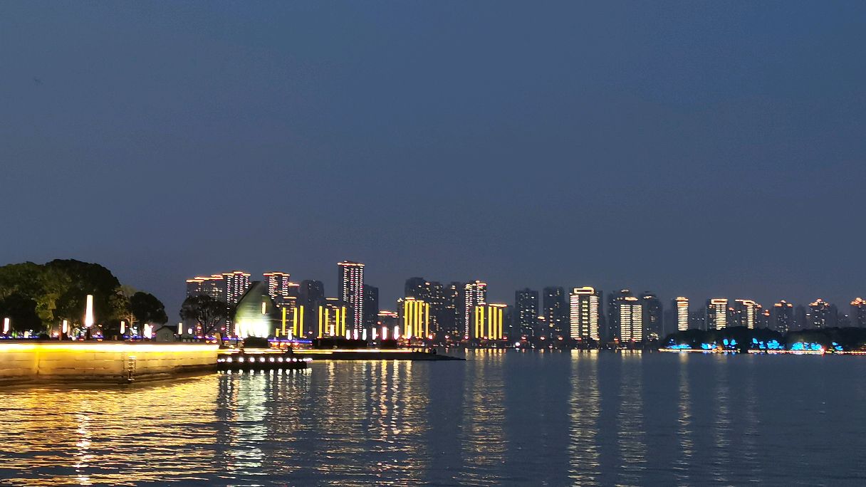 苏州金鸡湖风景区,夜景非常漂亮,但是景区冷冷清清的!