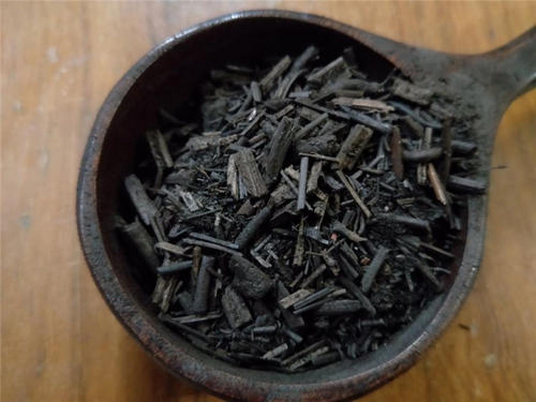 为荆芥的炮制加工品.取荆芥段,依清炒法(不加辅料的炒法称为清炒法.