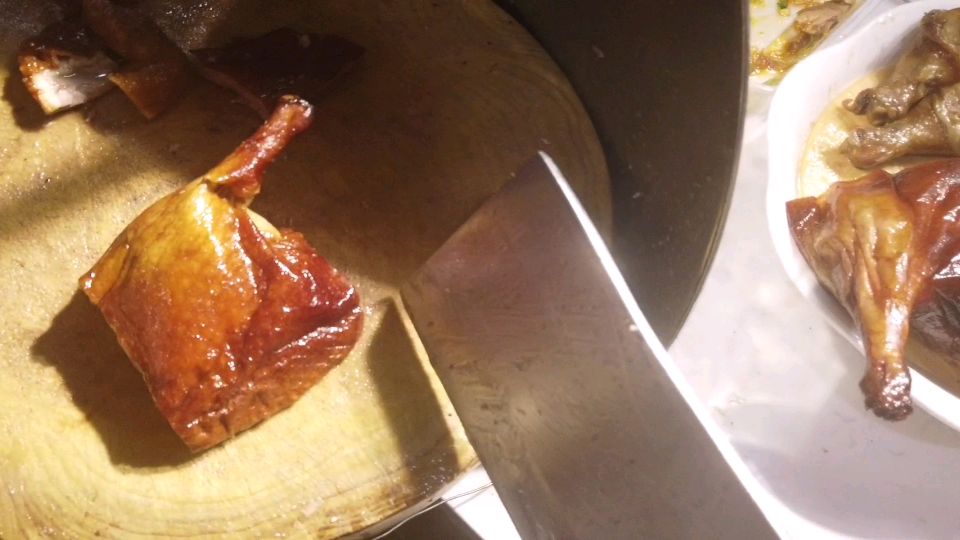 来了份烧鸭拼叉烧饭,阿成给比较好吃的部位上桌,还多给青菜