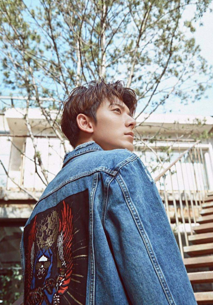 陈翔把头发剪短帅了好几个度!看着清爽有朝气,气质也变了不少