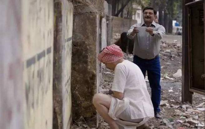 印度厕所大多都是露天,姑娘们该如何保护隐私?看完实在太揪心