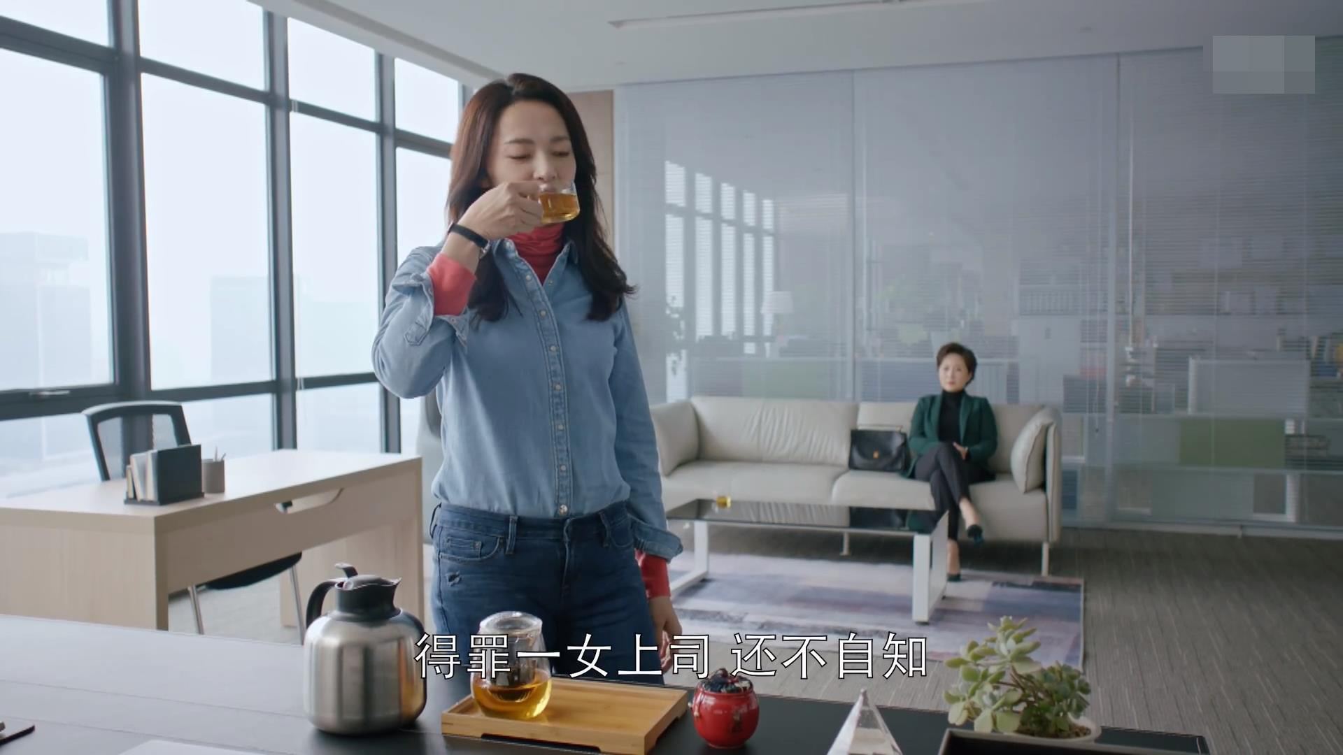 揭秘:《都挺好》明玉送走周经理后泼茶含义,心理什么想法?
