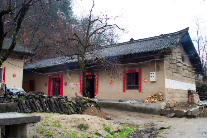 秦岭柞水安沟村|老房子屋檐下,还有标语"团结紧张,严肃活泼"