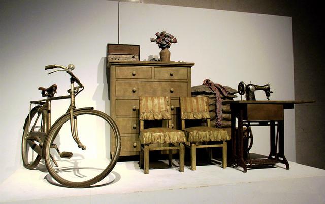 80年代老照片:图2这项游戏是女孩的特长,图5为万元户家庭的标配.