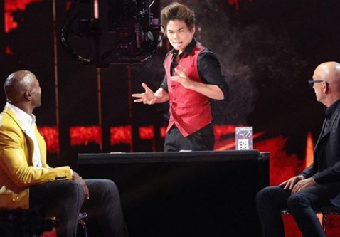 冠军之冠!华裔魔术师"美国达人秀"再夺魁,观众惊呼不断