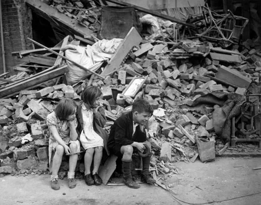 二战老照片,相机记录下的伦敦大轰炸中的平民,战争太残酷了!