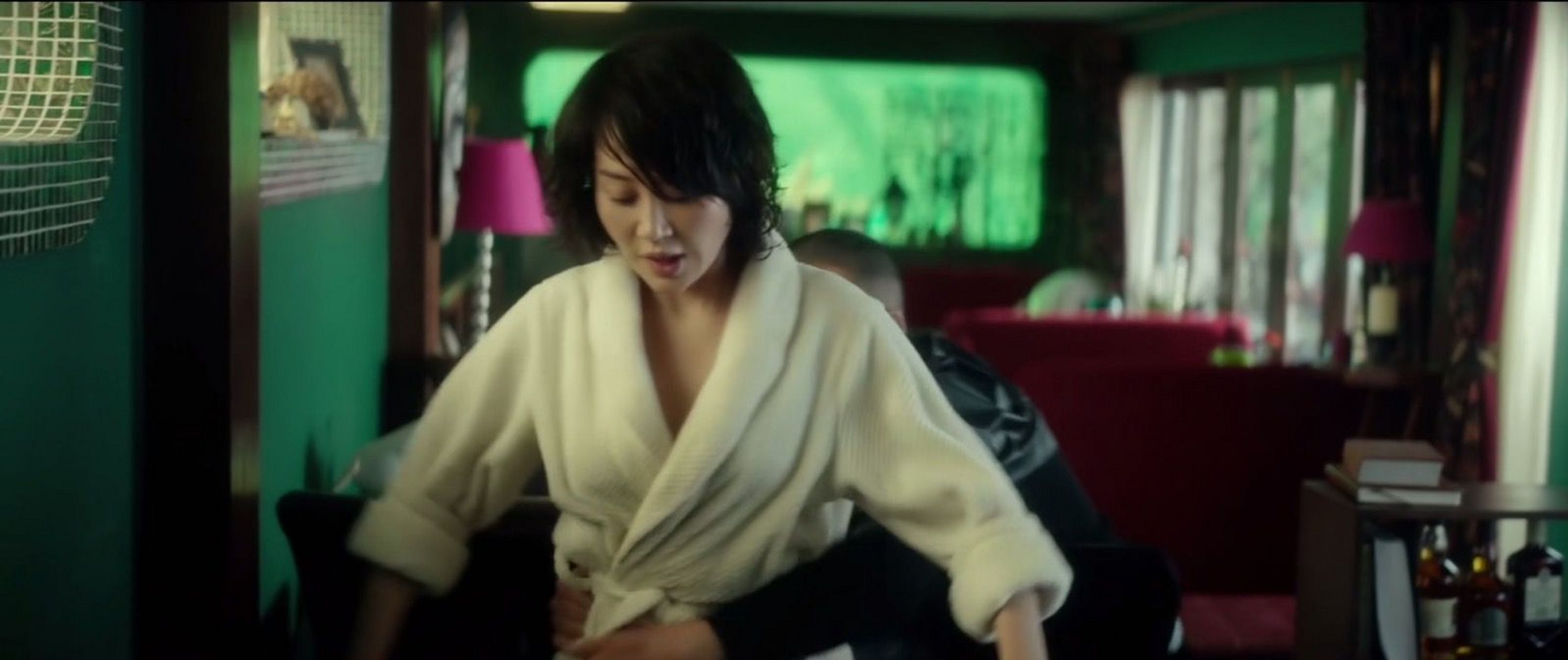 《老炮儿》里,冯小刚去情人许晴的酒吧里剃头,遭调侃:大白天的,驴呀!