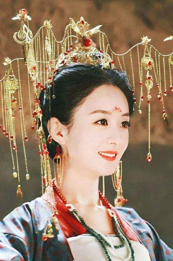 5位女明星戴上珠冠的造型,热巴美得窒息,网友:喜欢最后一位