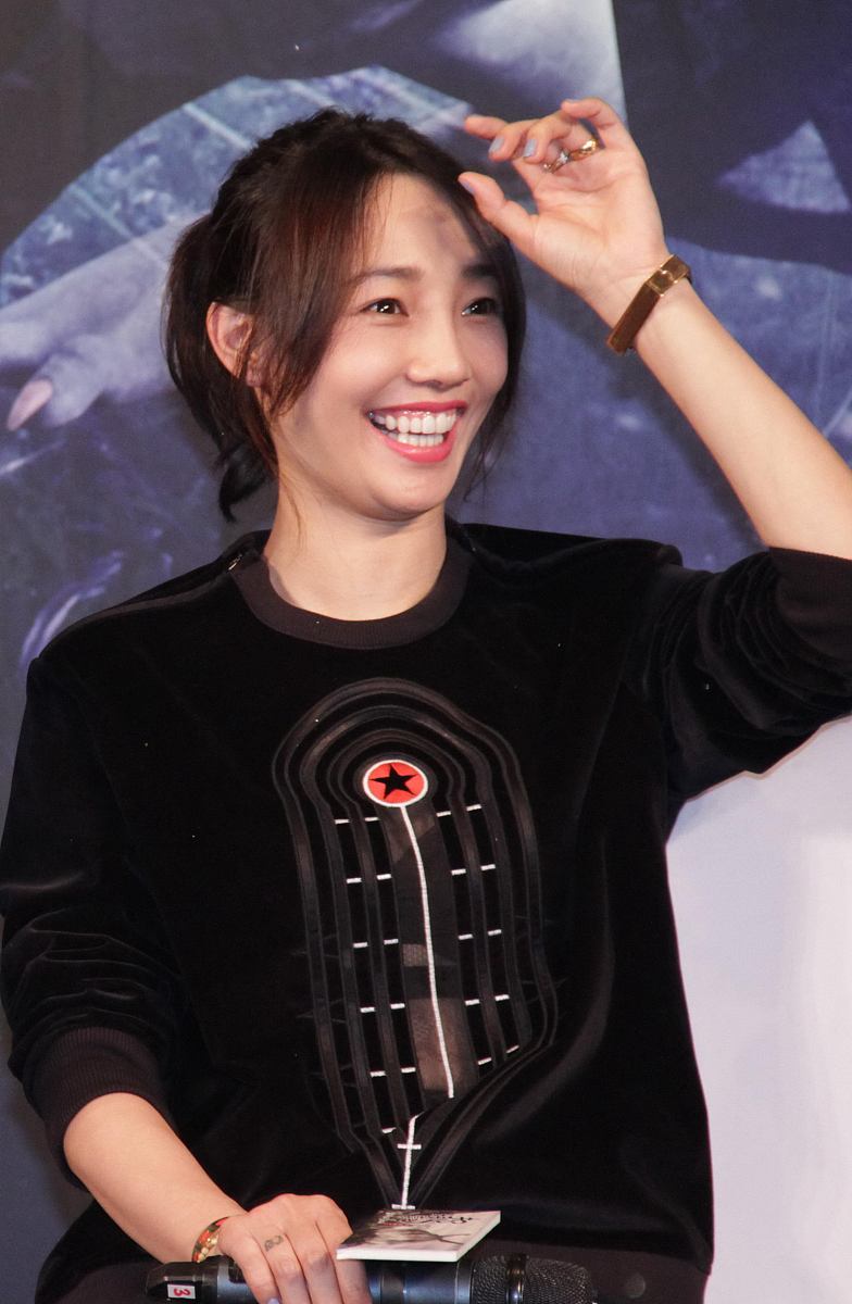 但如果白百何做我的女朋友,我可能会感到压力山大,因为这不仅是感情的