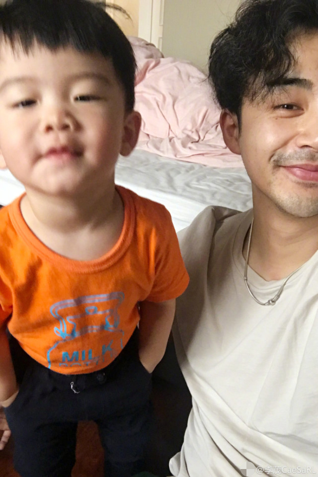 李茂晒儿子可爱帅气照,暖暖不到两岁拍照就会起范儿