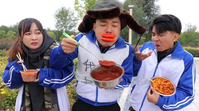 [图]爆笑短剧：学生带秤来食堂吃饭，没想大厨竟用辣酱和铁盆凑斤数