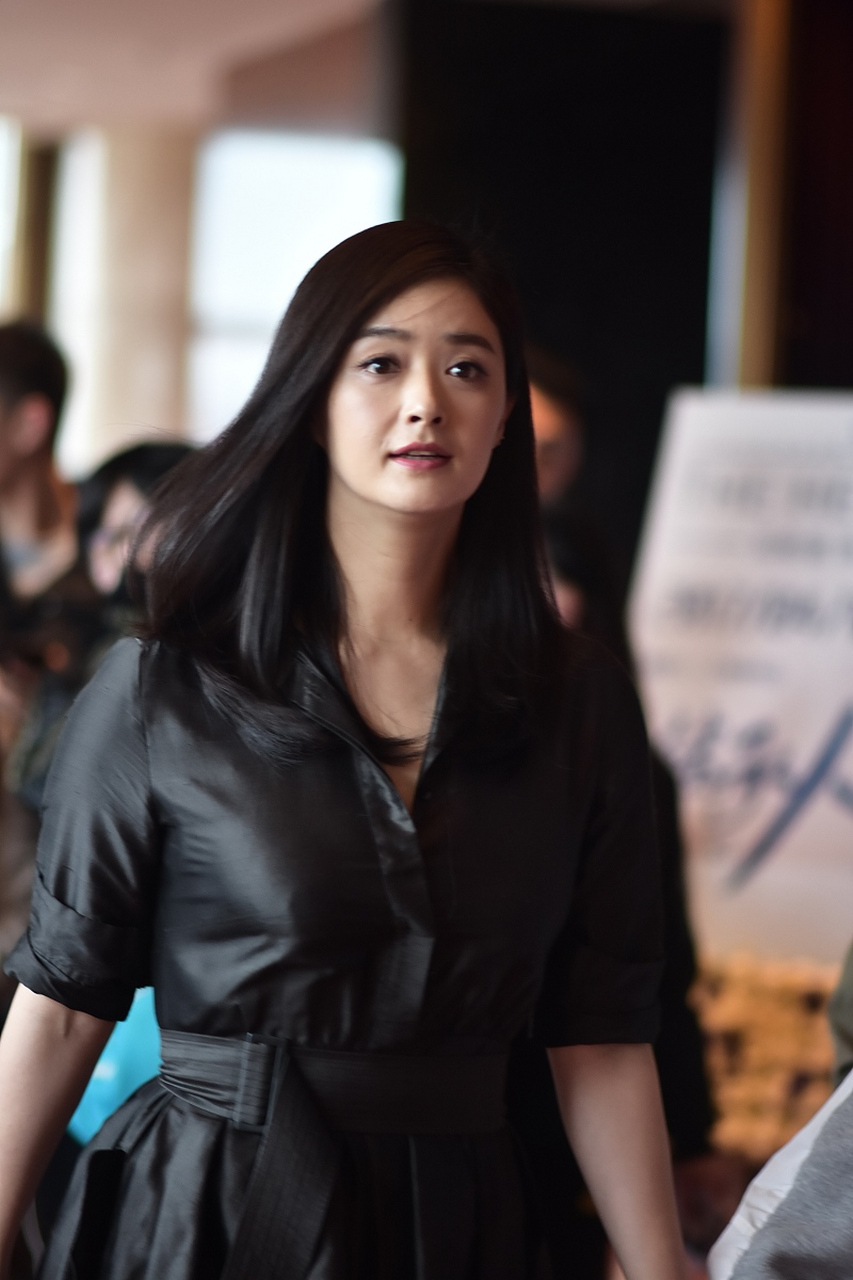 有一次,蒋欣和林志颖拍吻戏,看到比自己大10岁的林志颖,蒋欣说:我的