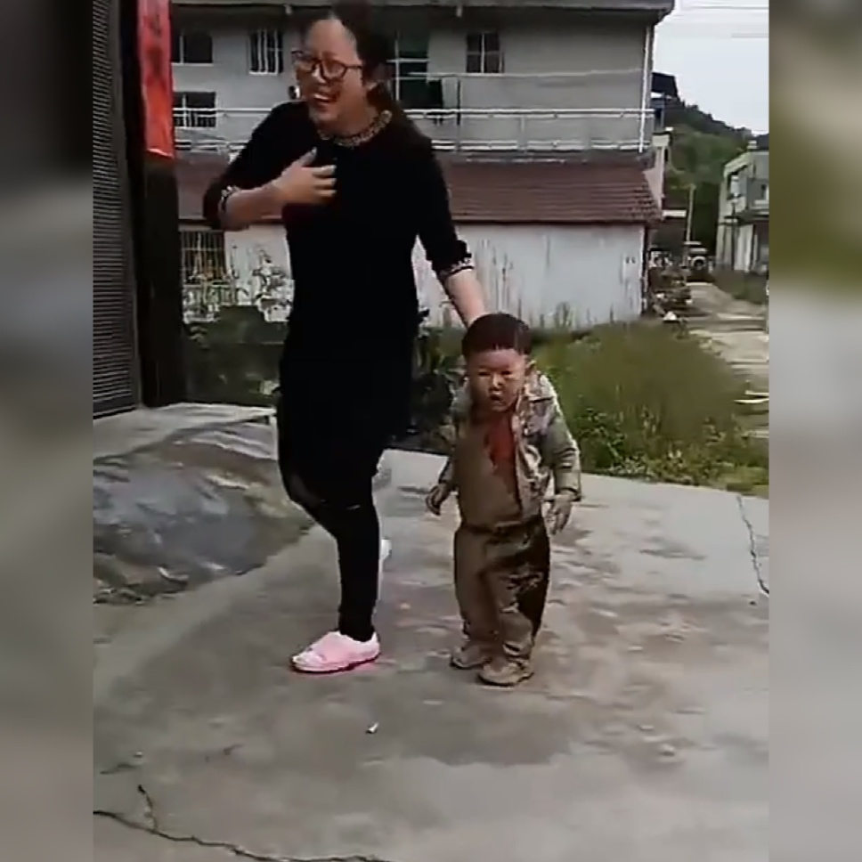 萌娃玩得全身是泥,被亲妈拎着衣服的那一刻,网友:洗洗还能要!